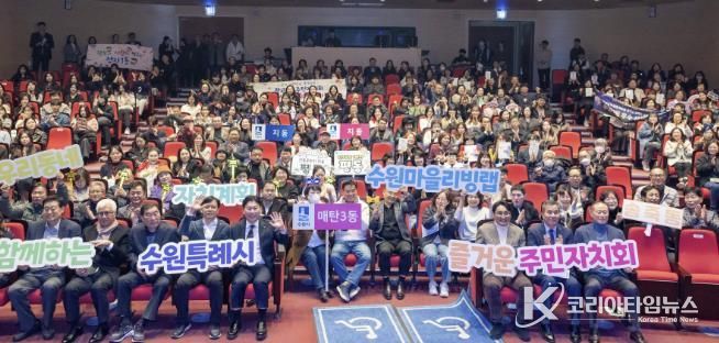 행사 참석자들이 단체 사진을 촬영하고 있다.