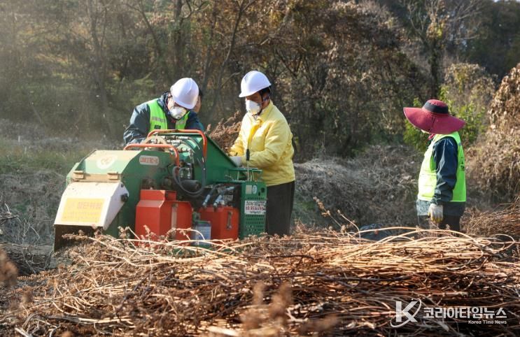 고성군 산불예방 위한 찾아가는 영농부산물 파쇄지원단 운영