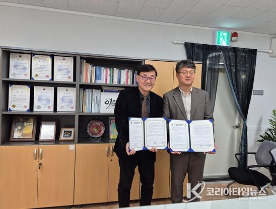 지난 24일 여수시도시재생지원센터와 여수시니어클럽이 2026년도 업무협약을 체결하고 올해에 이어 내년에도 도시재생 공동이용시설 관리와 시니어 사회활동 지원사업을 협업하기로 했다.