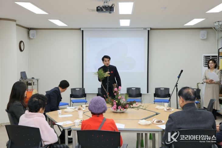 보은군 흙사랑, ‘2025년 시화 전시회 및 발표회’ 성황 개최-최재형군수 축사 모습