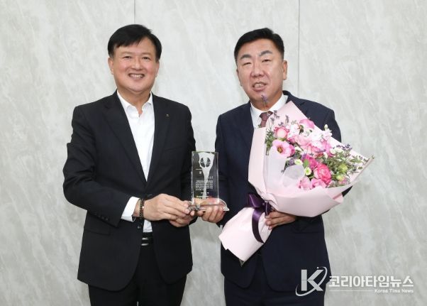 이범석 청주시장, 농협중앙회장 감사패 받아