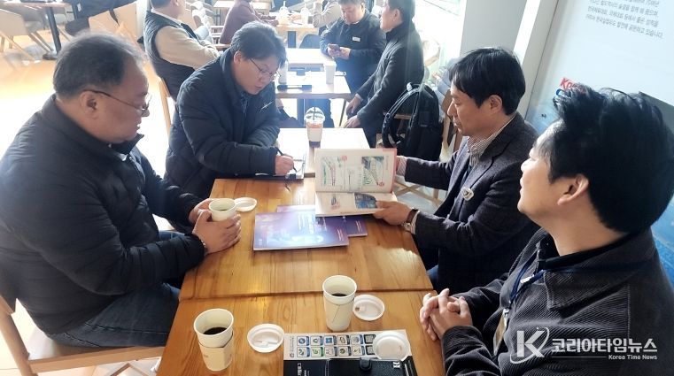 용문홍천광역철도 홍보책자 중앙부처 전달