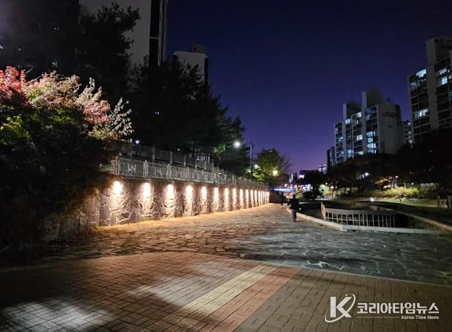 야간경관조명이 설치된 방죽교.