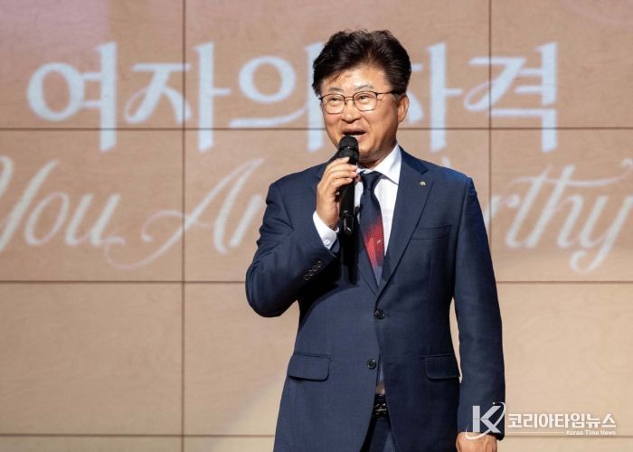 최충규 대덕구청장이 27일 한남대학교 서의필홀에서 열린 ‘대덕구여성합창단 정기연주회’에 앞서 인사를 전하고 있다.