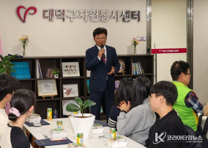 최충규 대덕구청장이 27일 ‘2025 대덕구 배움나눔청년봉사단 4기 해단식’에서 인사를 전하고 있다.