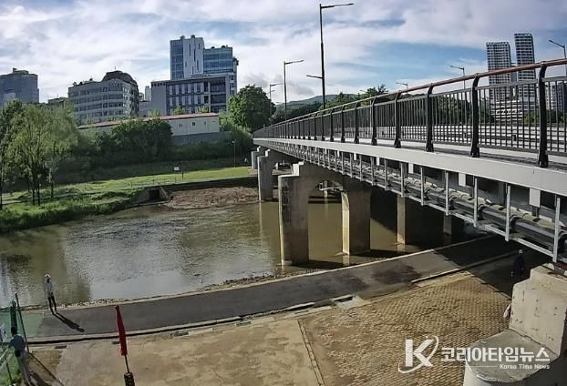 보도교 신설 및 차도부 재포장을 완료한 서현교 현장 사진