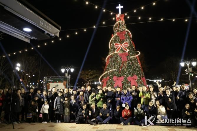 보은군, 대형 크리스마스트리 점등… 올겨울 뱃들공원을 환하게 밝힌다