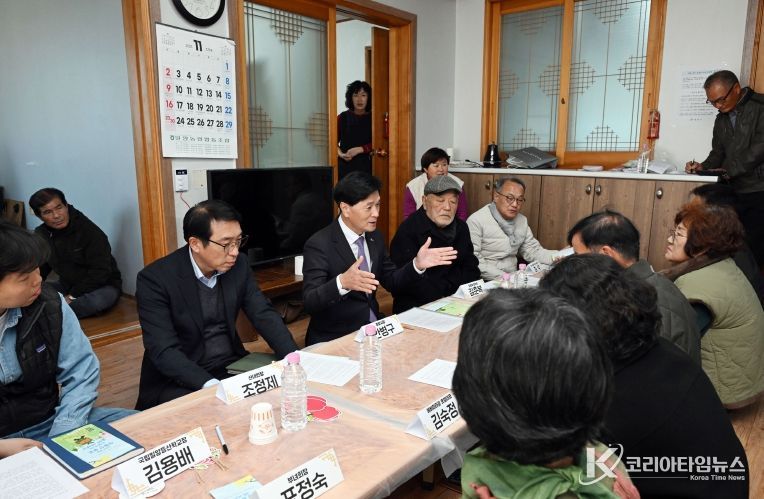 밀양시 산내면 동명마을 주민들과 얼음골 옛길 활성화 방안을 논의하는 간담회 모습