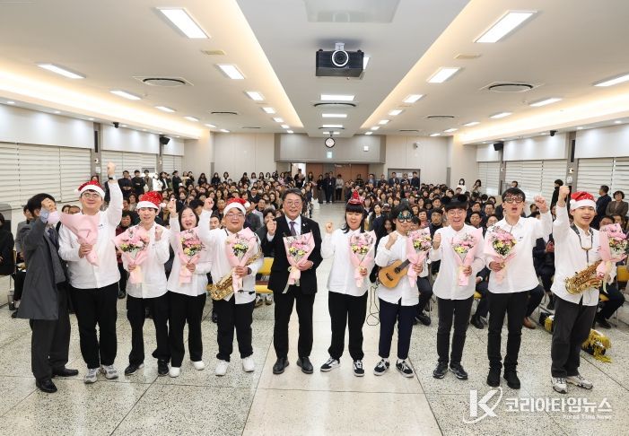㈜지캡 장애인예술단, 김해시 정례조회서 연말 문화나눔 공연