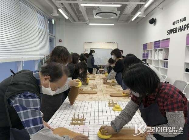 전통시장 제2공영주차장빌딩 1층 홍보관에서 열린 원데이클래스 현장. 참가자들이 목공 도구를 활용해 나무도마를 제작하며 수공예 체험을 즐기고 있다. /사진제공=구리시상권활성화재단