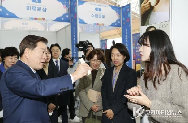 박승원 광명시장(사진 왼쪽)이 2024년 광명스피돔에서 열린 '2024 광명시 스타트업 페스티벌'의 전시·체험 부스에 참여한 기업 제품을 체험해 보고 있다.