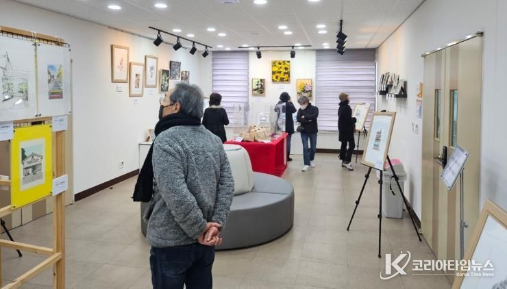 군산시평생학습관성과공유회온오프라인개최(2024년작품전시회)