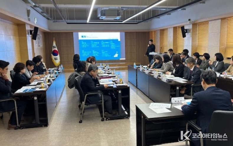 허남석 안산시 부시장이 1일 시청 제1회의실에서 ‘아동친화도시 조성전략 수립 연구용역’ 최종보고회를 진행하고 있다.