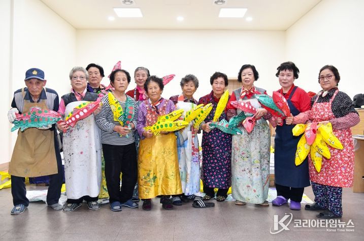 지난달 21일, 화천읍 산천어 공방에서 지역 어르신들이 축제에 사용될 산천어등을 만들고 있다.