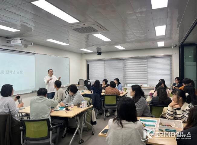 곡성군 꿈키움마루에서 창의융강사과정 교육을 받고 있는 교육생들