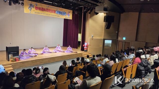 다문화 가족 동아리 및 자조모임 회원들이 함께하고 있다.