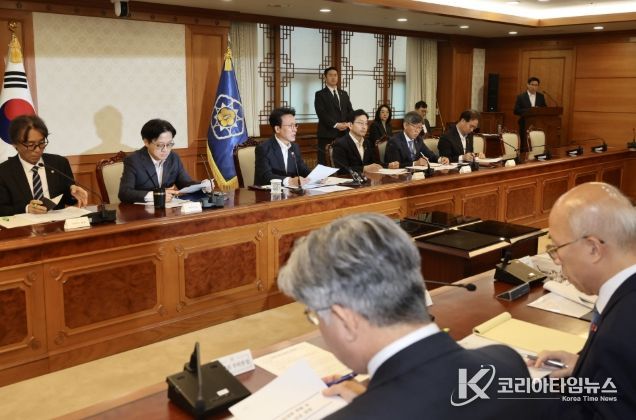 김민석 국무총리가 3일 세종대로 정부서울청사에서 열린 노동안전 현안 점검회의를 주재하고 있다.