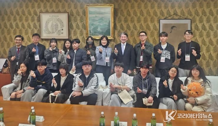 경주시 청소년교류단이 2일 일본 나라시청을 방문해 나카가와 겐 나라시장을 예방한 뒤 기념촬영을 하고 있다.