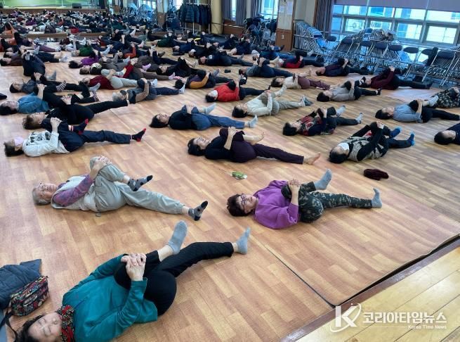 찾아가는 생활체육교실 프로그램의 일환으로 복지관에서 진행된 단체 요가 스트레칭 수업