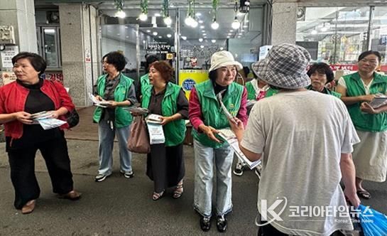 철원군새마을부녀회(회장 : 이애숙)는 동송전통시장에서 생활쓰레기 분리배출 홍보를 펼쳤다.