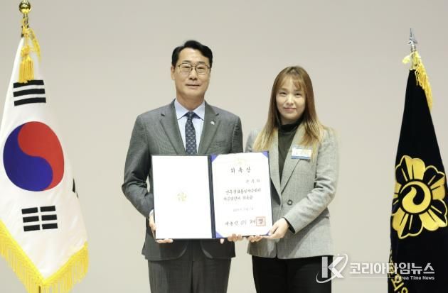 정명근 화성특례시장이 자문위원 위촉장을 들고 기념촬영을 하고 있다