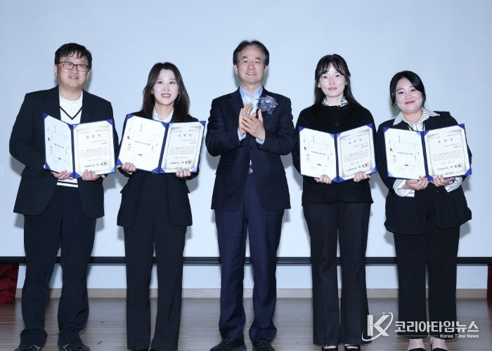 ‘2025년 사업보고회’보육유공자 표창 수상자 기념촬영