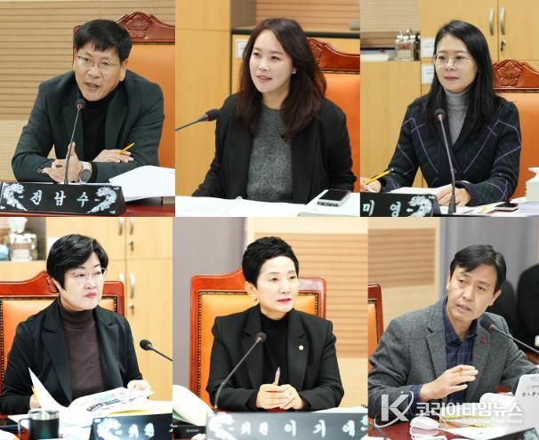 아산시의회 기획행정농업위원회가 제263회 제2차 정례회 중 주요업무 추진상황 보고를 청취하고 있다.