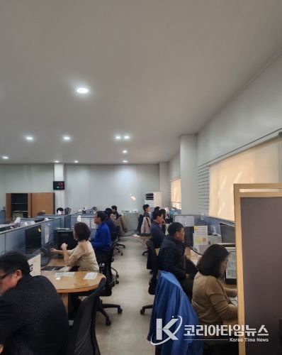 체납조사반 전화 상담 모습