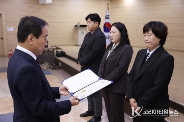 수상 사진(오른쪽부터 김진미 축수산팀장, 이미선 인구정책팀장, 김용진 주무관, 김문근 단양군수)