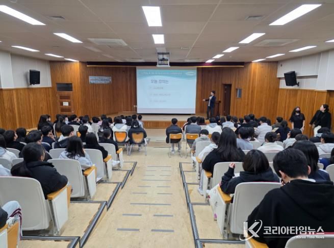 무거중 3학년 학생들이 1일 '학교로 찾아가는 고교학점제 설명회' 연수를 듣고있다