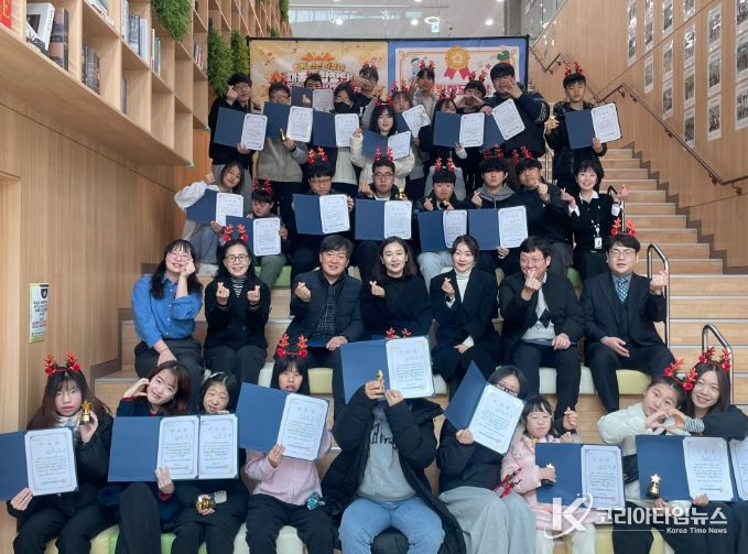 1. 발달장애 청소년들과 함께하는 채움별합창단이 해단식을 진행하고 있다.