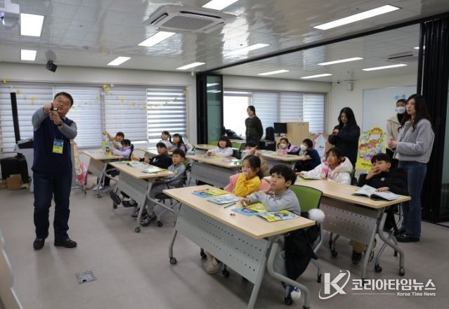 곡성군 어린이들이 미래교육재단에서 추진하는 어린이 수학캠프에 참여하고 있다.