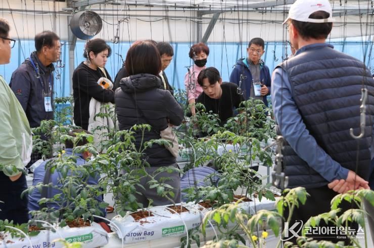청양군농업기술센터 테스트베드에서 실습 교육 중인 모습