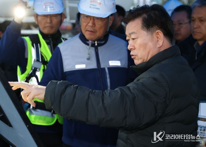 박승원 광명시장이 10일 오후 지난 4월 붕괴사고가 발생한 신안산선 복선전철 공사 현장을 찾아 시공사인 포스코이앤씨 관계자들에게 즉각적이고 책임 있는 복구작업을 해달라고 강력히 촉구하고 있다.