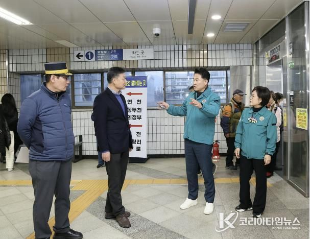 지난 12월 10일 창동역을 찾은 오언석 도봉구청장이 15일부터 운영될 창동역 내부 동-서 이동통로를 점검하고 관계자들과 대화를 나누고 있다