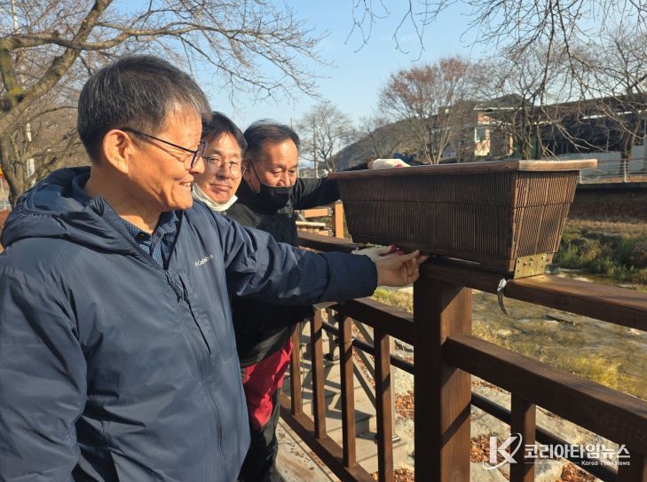 금산천·금천대교 꽃길화분 안전난간대 상부 이동 설치 테스트 모습