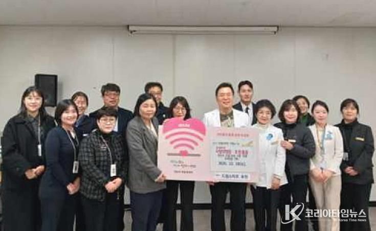 이길재 칠석의료재단 사랑의병원 병원장(오른쪽 다섯번째)이 10일 드림스타트 취약계층 아동을 위한 300만 원 상당의 운동화 교환권을 기탁하고 있다.