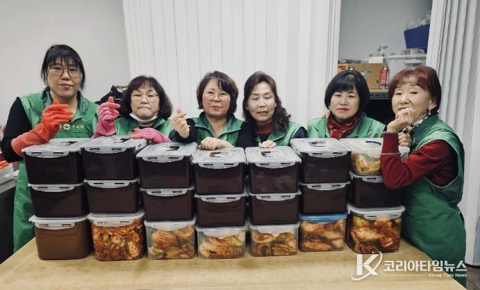 양주시 회천1동 새마을 지도자회·부녀회, 관내 취약계층 위해 100만 원 및 김장김치 13통 전달