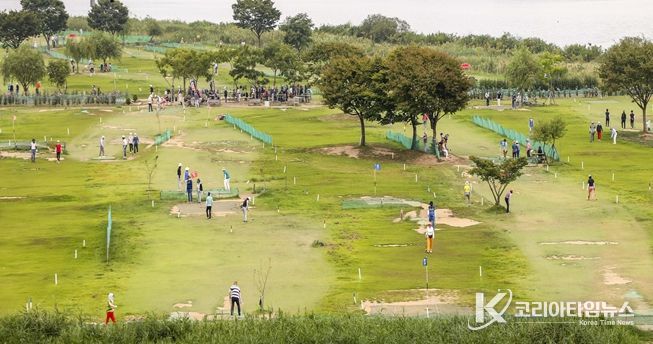 45홀에서 90홀로 증설하여 개장한 대저생태공원에서 파크골프를 즐기는 주민들 모습