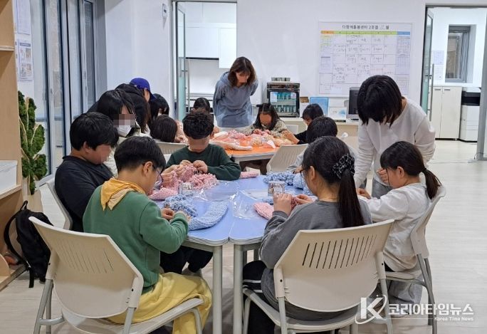 남해군 학교밖 청소년 봉사동아리 목도리 뜨게질 봉사