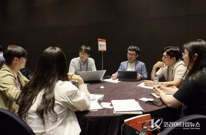 지난 6월 열린 커넥트 데이 행사에서 참여대학 및 기업 관계자들이 기술 이전 상담을 하고 있다