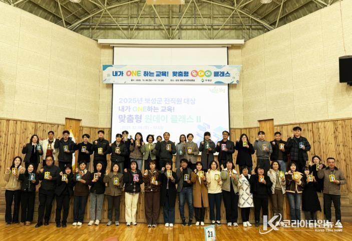 보성군 공직자 맞춤형 교육‘원데이 클래스2’ 추진_ '원데이클래스2' 체험프로그램에서 만든 하바플라리움 무드등을 들고 사진을 찍었다