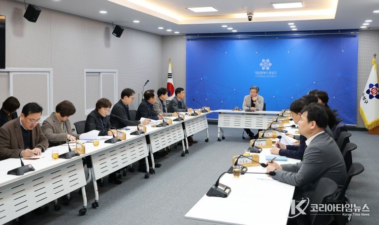 정용래 유성구청장이 15일 오전 주간간부회의를 주재하며 공직선거법 준수를 강조하고 있다.