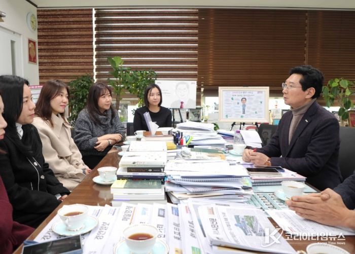 이상일 용인특례시장은 15일 시장실에서 기흥역세권에 거주하는 시민들과 만나 교육 현안을 논의했다.