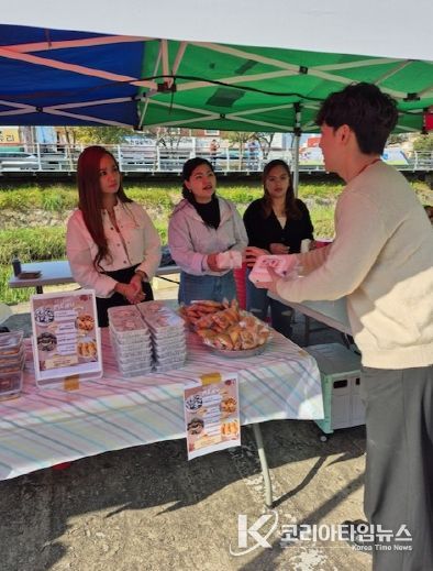 (홍성군, 해외유입·신종 감염병 유입 차단 결실 맺었다)_외국인 대상 홍보.