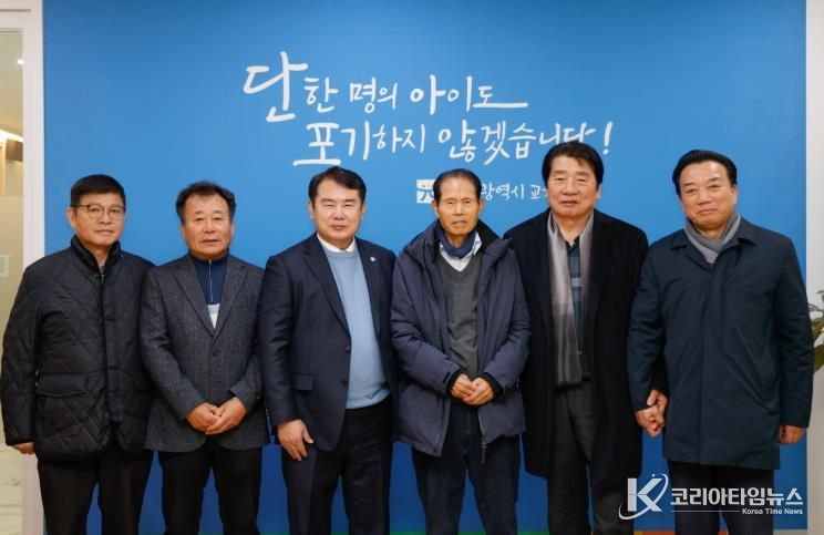 이정선 광주시교육감(왼쪽 3번째)가 15일 교육감실에서 진행한 ‘교육감-산업단지 대표’ 간담회에서 광주 지역 4개 산업단지 협의회 회장단과 함께 간담회 후 기념사진을 촬영하고 있다.