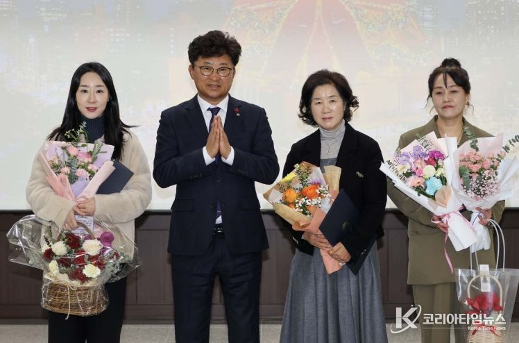 최충규 대덕구청장(사진 왼쪽 두 번째)과 양성평등과 여성친화도시 조성 유공자들이 16일 구청 청렴관에서 시상식을 마친 후 기념 촬영을 하고 있다.