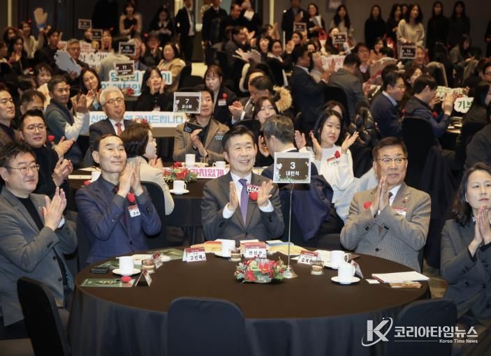 전성수 서초구청장(가운데)이 17일 열린 ‘서초의 미래, 기부자 100인과의 동행’ 행사에서 관계자들과 기념촬영을 하고 있다.