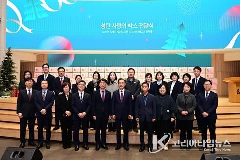 반야월교회(담임목사 이승희)는 지난 17일, 성탄절을 앞두고 관내 저소득가구와 환경미화 종사자를 위해 성탄박스 1천200상자를 동구청에 기탁했다.