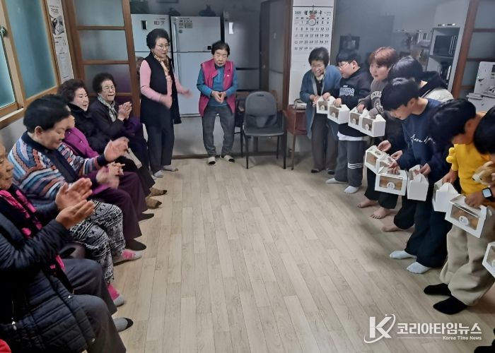 고양시 주교청소년자유공간 동아리 ‘꿀밭’, 경로당에 수제 당근머핀 전달